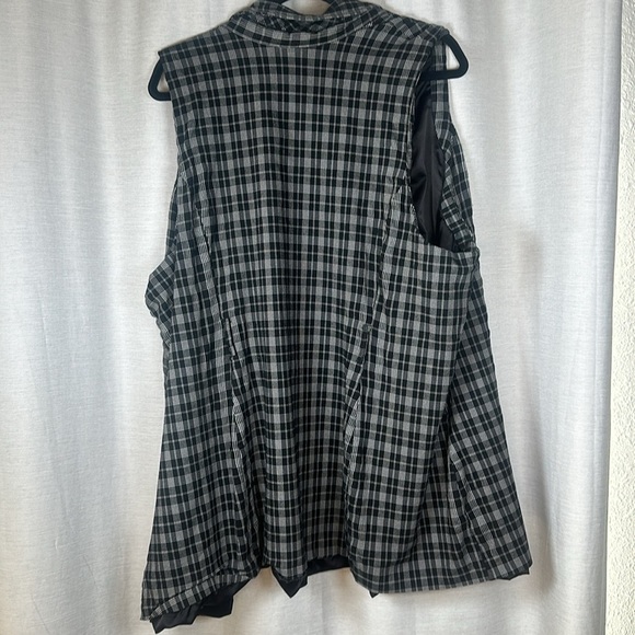 TORRID VEST SIZE(4) - Picture 6 of 6